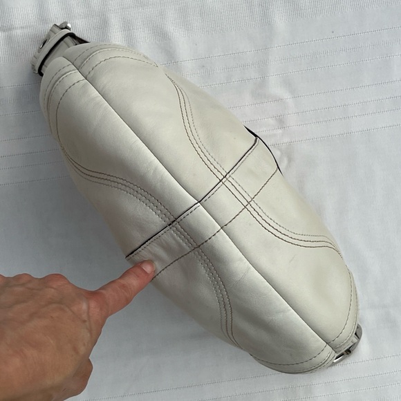 Vintage Coach Large SoHo Hobo Shoulder Bag in Leather - Picture 3 of 11